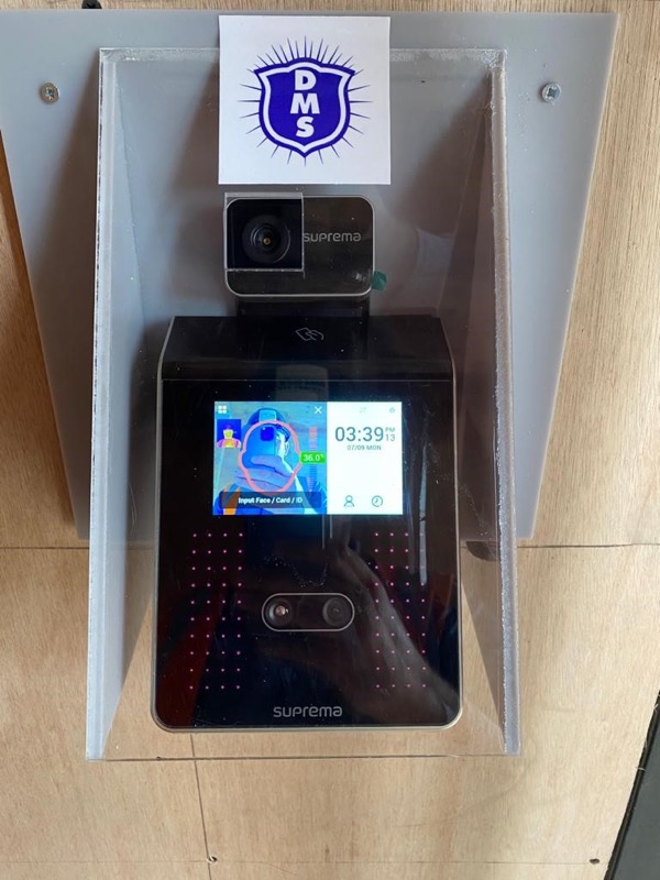Facial recognition terminal fitted with a temperature camera and the DMS shield
