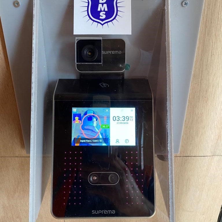 Facial recognition terminal fitted with a temperature camera and the DMS shield